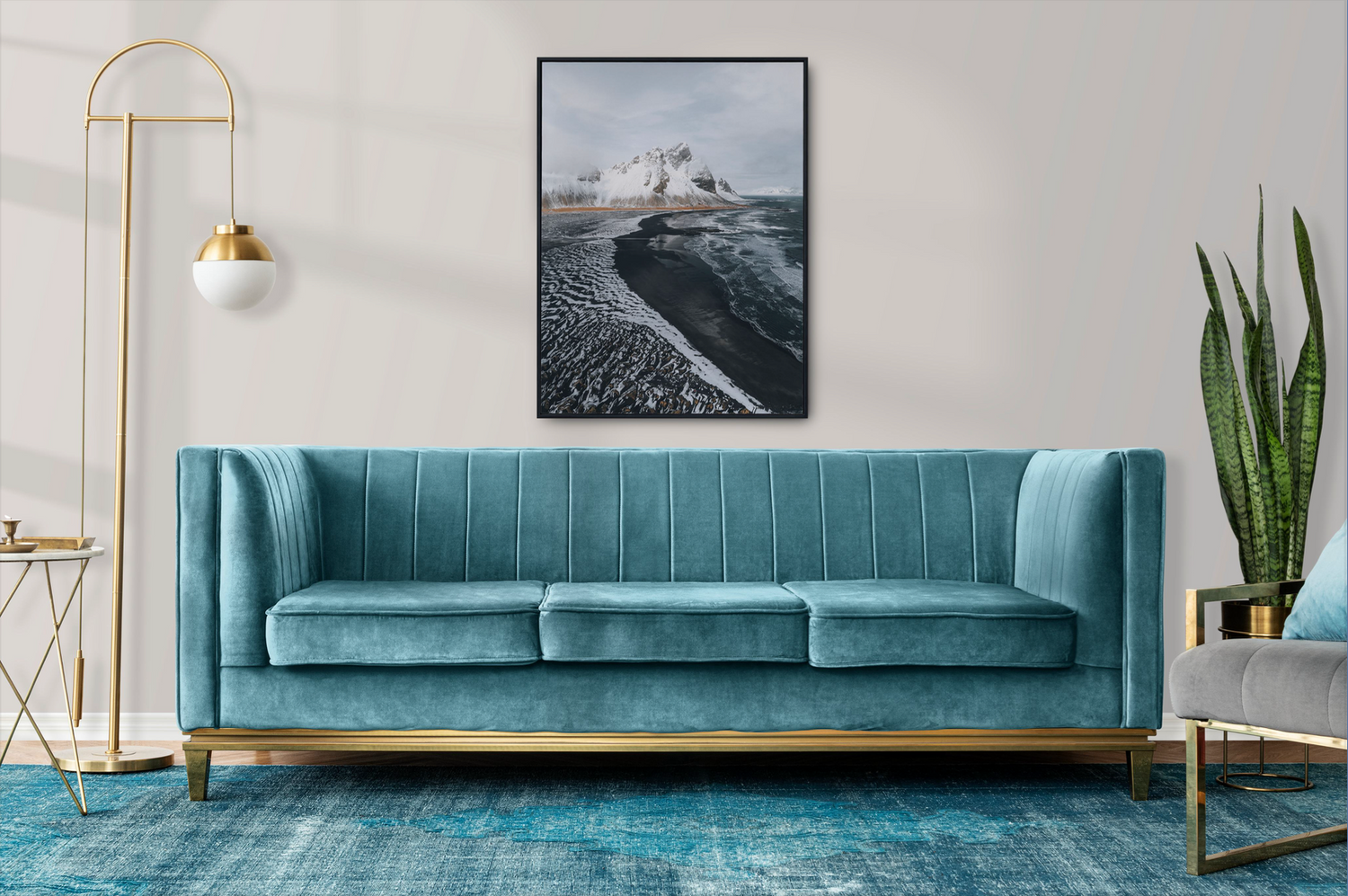 Une toile décorative représentant un paysage spectaculaire avec une montagne surplombant la mer, idéal pour une décoration apaisante et inspirante.